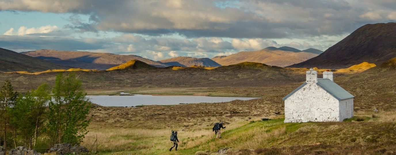 cape wrath trail a cottage in the foreground and mountains behind