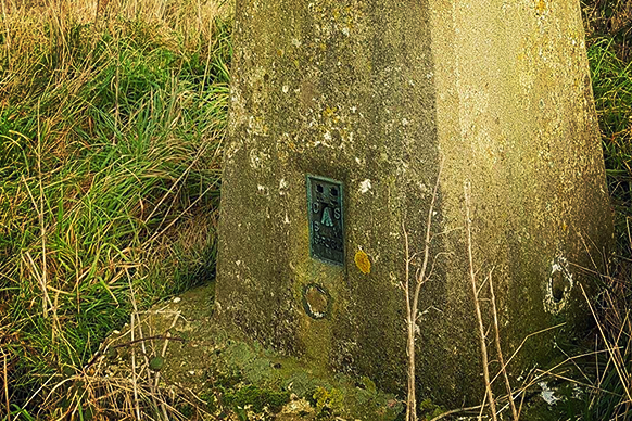 Flush Bracket Trig Pillar.