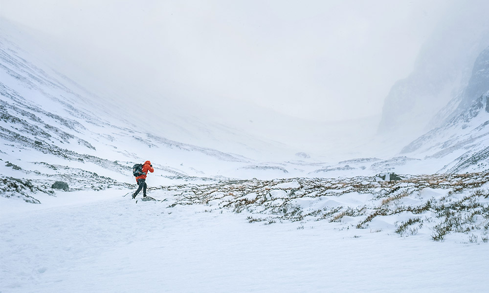 keep warm when hiking in winter