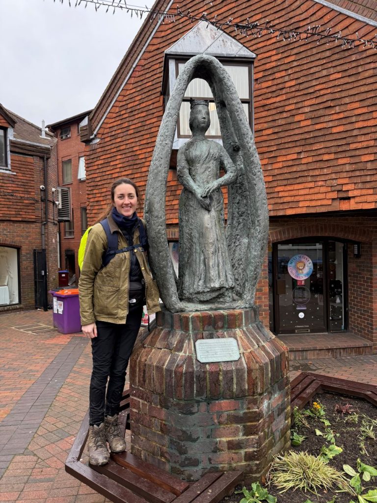 Statue to Eleanor at Dunstable with Alice Loxton