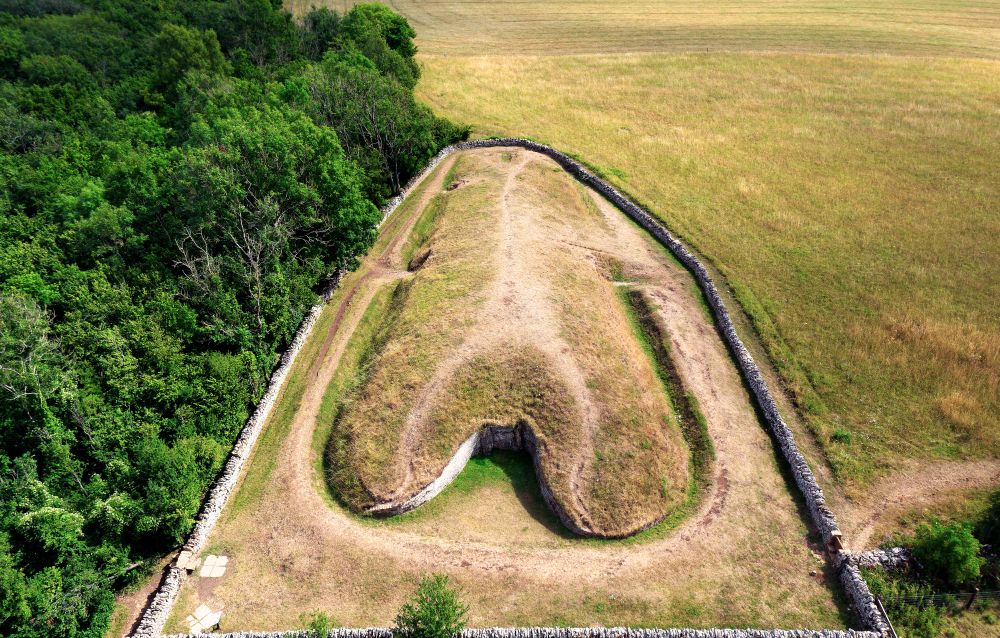 Belas Knap 5000 year Neolithic chambered long barrow near Winchcombe