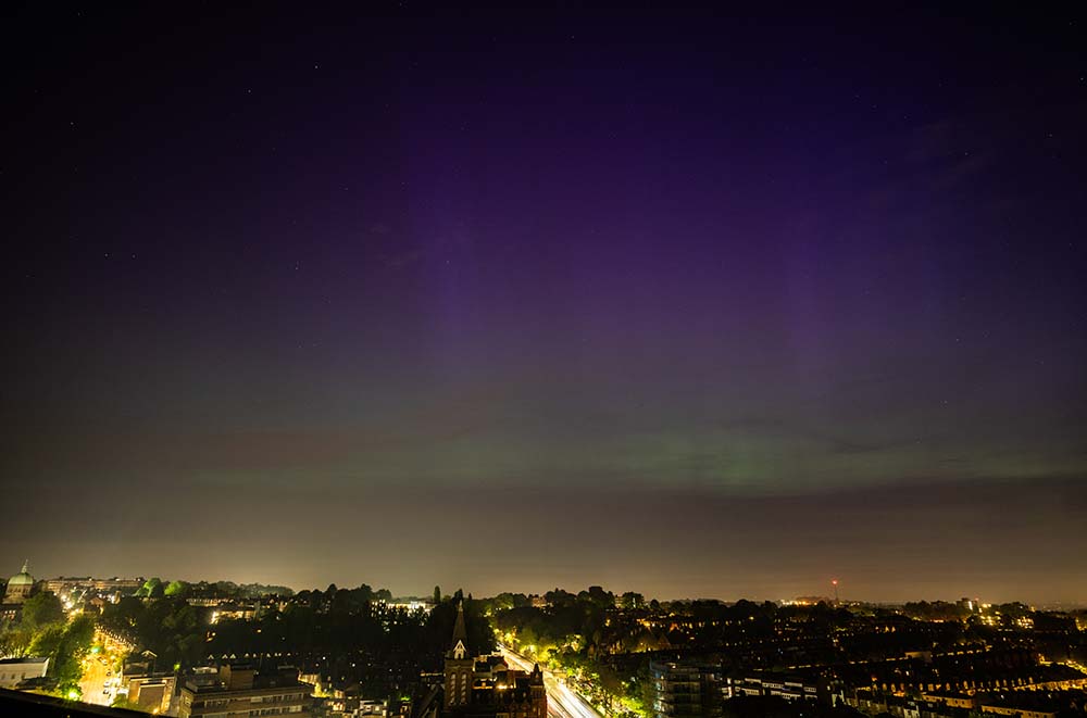 Alt text A clear night sky over urban London